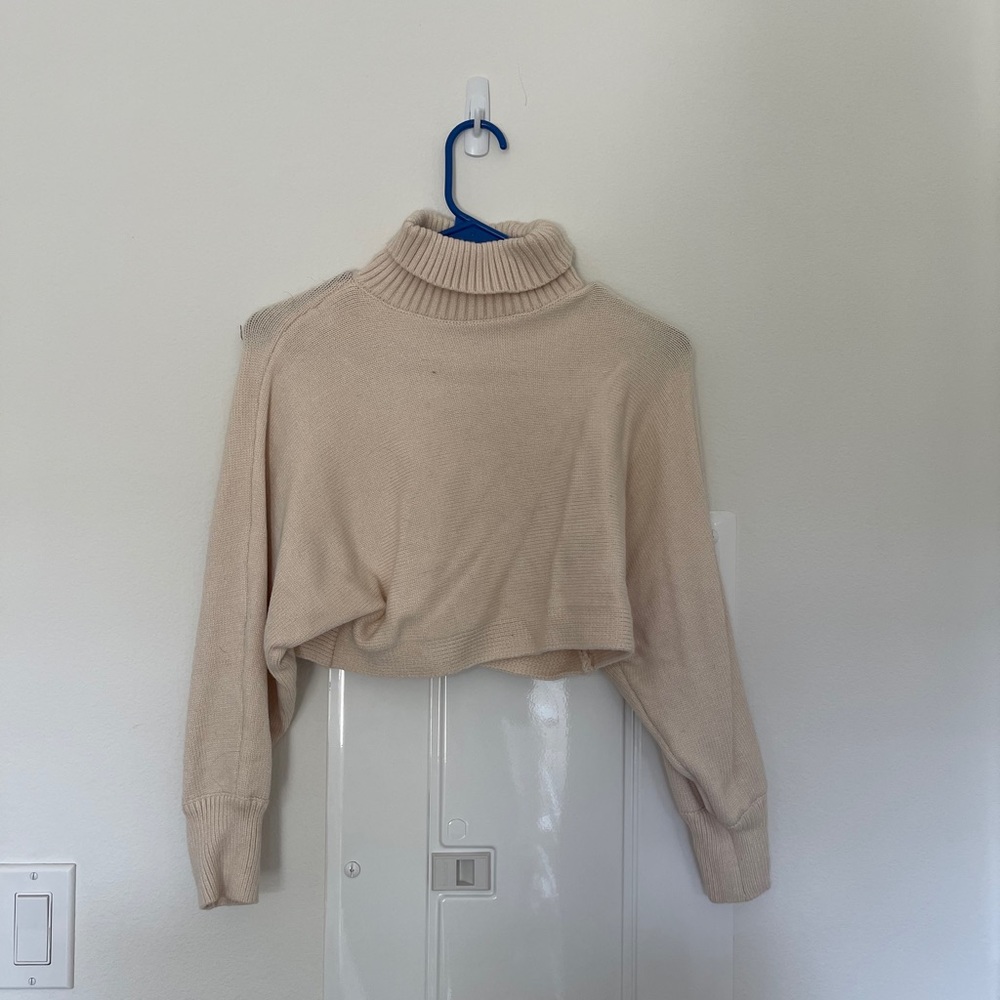 Cropped cream turtle neck
